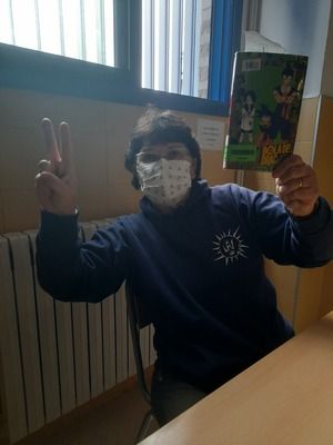 El primer libro devuelto que teníamos en préstamo es manga, un género que triunfa mucho entre nuestro alumnado. En la foto, Maribel, nuestra súper bibliotecaria.