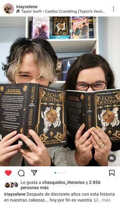Además de El eco del Destino, Iria y Selene han publicado una veintena de libros de fantasía, ciencia ficción y romance lgtbi. Foto: Iria y Selene, IG