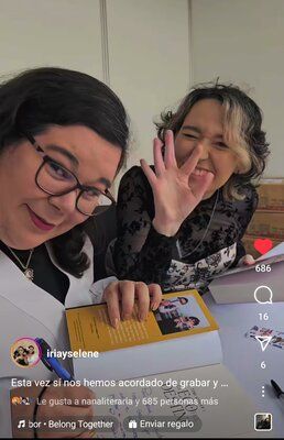 Iria y Selene en la Feria del Libro de Valencia, firmando El eco del Destino y otras de sus obras de fantasía, ciencia ficción y romance lgtbi. Foto: Iria y Selene, Instagram