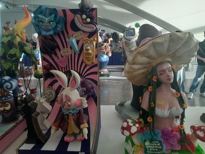El conejo blanco, el gato de Cheshire y otros objetos y seres vivos personificados en  la Exposición del Ninot 2025.
