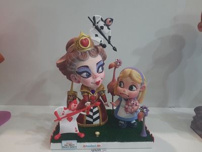 Alicia, la Reina de Corazones y los naipes soldados en  la Exposición del Ninot 2025.