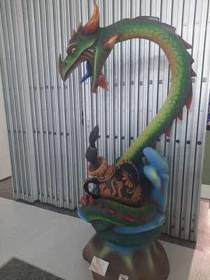 Dragón que rodea un jarrón chino.