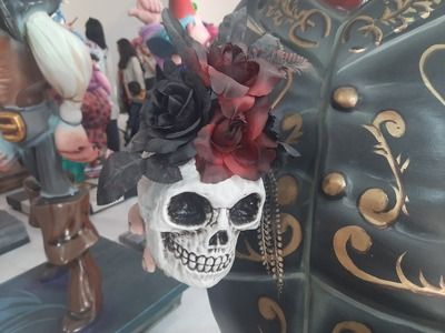 Detalle de la calavera con rosas del mariachi.