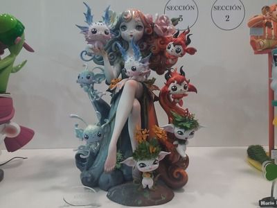 En la Exposición del Ninot 2025, en la sección infantil, encontrarás figuras tan preciosas como esta, pura fantasía. Este ninot infantil es una joven rodeada de pequeños seres fantásticos .
