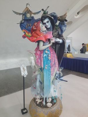 Vida y Muerte personificadas en la Exposición del Ninot 2025.