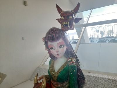 Mujer con cabezas de demonios a su alrededor. 