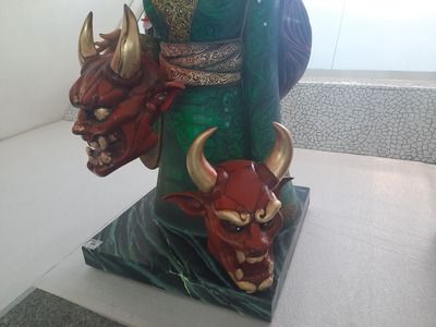 Mujer con cabezas de demonios a sus pies. Detalle del ninot.
