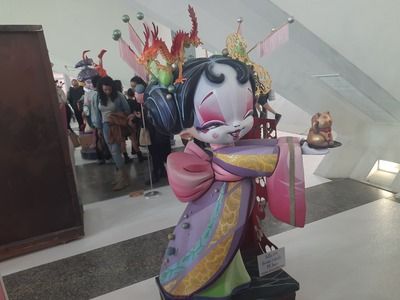 Geisha acompañada de un dragón.