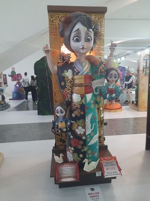 Geisha con dos marionetas femeninas.