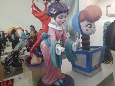Geisha con una postura en las manos que recuerda a Buda.