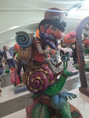 El personaje subido a un caracol es Gluckuk, de La historia interminable, de Michael Ende.
