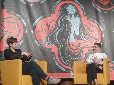 En el Festival 42 de 2025, Claire North, entrevistada por Daniel Pérez Castrillón, versiona mitos griegos como la historia de Penélope, en clave feminista.