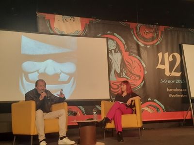 En el Festival 42 2025 David Lloyd, ilustrador de V de Vendetta, nos habló de sus inicios y su larga trayectoria en el mundo del cómic y también su presencia en el cine.