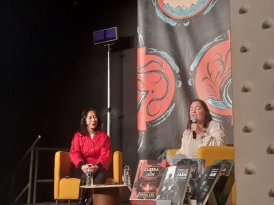Leticia Lara presentó a Fonda Lee y, en mi modesta opinión, le hizo algunas preguntas muy interesantes.