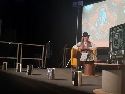 La autora británica, Frances Hardinge, en el Festival 42 de la edición 2025, con su característico sombrero.