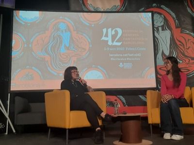 V. E. Schwab nos habló, en el Festival 42 2025, entre otros aspectos, del vampirismo lésbico como libertad sexual y de la mujer.