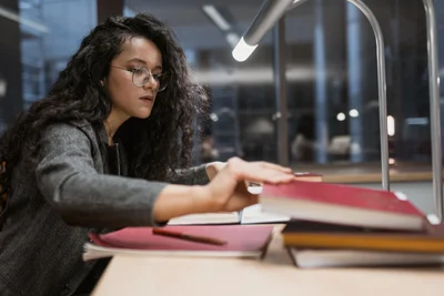 La mayoría de estas jóvenes autoras de fantasía, romántica y otros géneros tienen estudios universitarios. Foto: Pexels, Tima Miroshnichenko