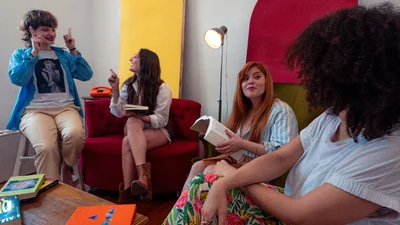 Estas jóvenes autoras españolas de fantasía y romántica se reúnen con frecuencia en diversos eventos y también interactúan por redes. Foto: Pexels, Alex Dos Santos