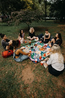 Estas autoras jóvenes españolas de fantasía y romántica también organizan sus propios eventos, incluso en los jardines de ferias de libro. Foto: Pexels, Matheus Bertelli