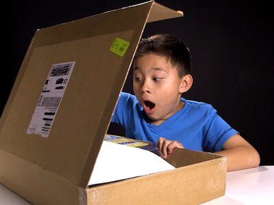 Realizar un unboxing durante un recreo del instituto fue todo un éxito 