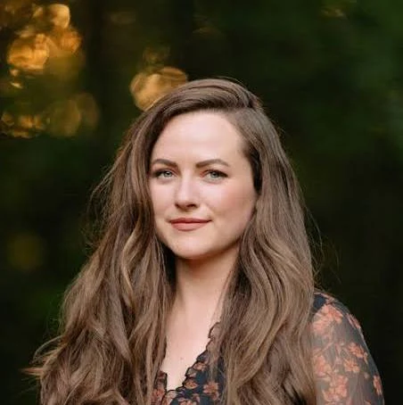 Rebecca Ross es la autora de la bilogía Cartas encantadas, además de otras novelas de fantasía.