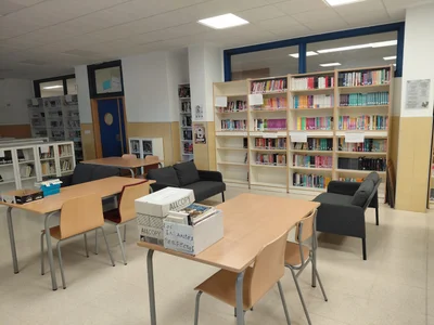 En nuestra biblioteca, tras dos años después de la DANA, disponemos de sofás, además de mesas y sillas, donde leer y celebrar nuestras sesiones de los clubes de lectura.
