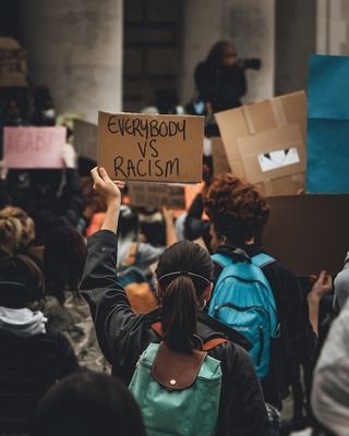 La crítica al racismo también está presente en Superman (2025), de James Gunn. Foto: Arthur Edelmans, Unsplash.
